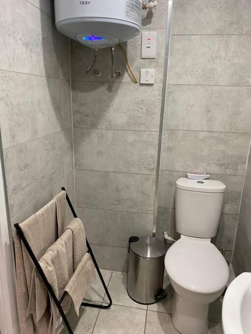A Spacious Double Bed Studio Stoke-on-Trent Exterior photo